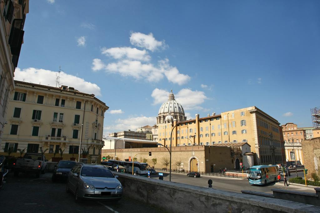 Bed and Breakfast Al Colonnato Di San Pietro Рим Экстерьер фото