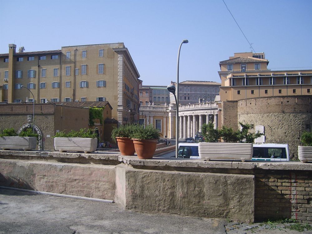 Bed and Breakfast Al Colonnato Di San Pietro Рим Экстерьер фото